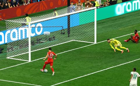 Tình huống bỏ lỡ khó tin ở trận Thụy Sĩ vs Algeria