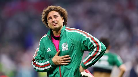 Guillermo Ochoa khóc nức nở sau thất bại trước tuyển Anh