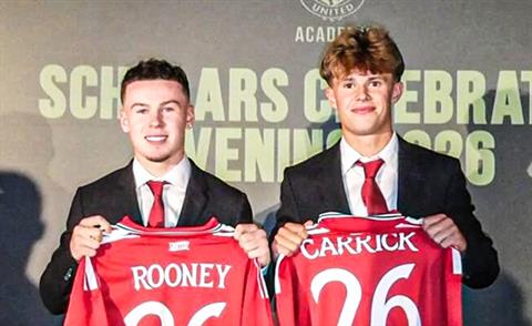 Con trai Rooney và Carrick ký học bổng với Man United