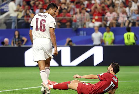 Rodri xin lỗi vì khiêu khích Bernardo Silva
