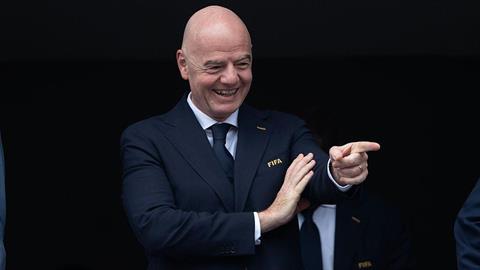 FIFA và chủ tịch Infantino bị cáo buộc tống tiền