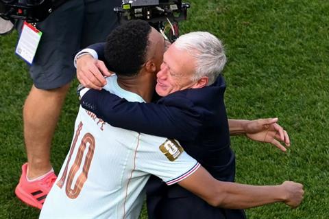 HLV Deschamps giải thích việc đưa Mbappe rời sân sớm
