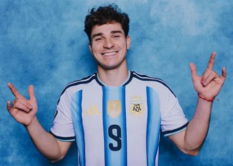 Paul Scholes khuyên Arsenal chiêu mộ Julian Alvarez 