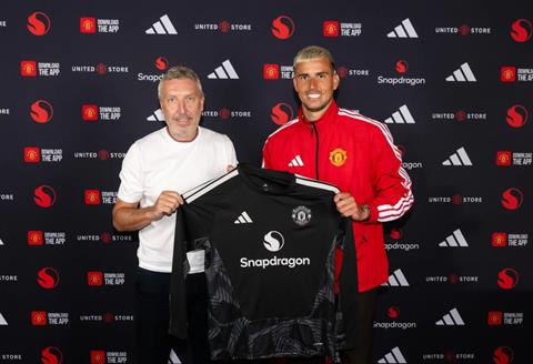 Man United chính thức ra mắt tân binh Karl Darlow