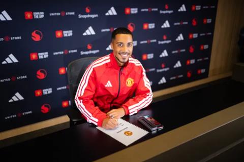 MU mua thêm 3 cầu thủ sau vụ Youri Tielemans