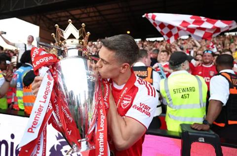 Arsenal chiêu mộ cầu thủ đặc biệt thay Leandro Trossard