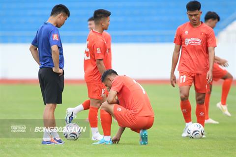 Dàn cầu thủ Việt Nam soi kỹ mặt sân Thái Nguyên