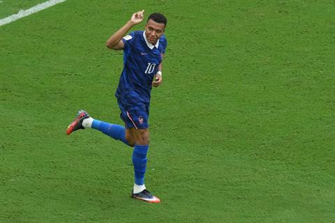 Mbappe tri ân Didier Deschamps trong ngày chia tay World Cup