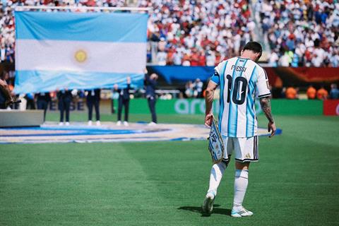 Messi khóc nức nở sau thất bại trước Tây Ban Nha