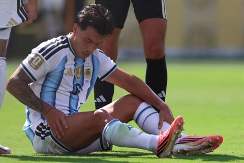 Martinez ôm đùi rời chung kết World Cup khiến MU lo sốt vó