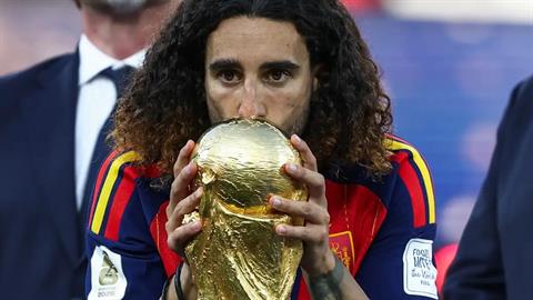 Cucurella quyết xăm hình HLV De la Fuente sau chức vô địch World Cup
