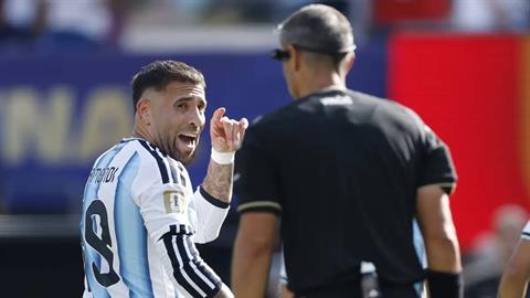 Otamendi đối đầu Rodri: "Các cậu đã than phiền trọng tài suốt cả tuần"