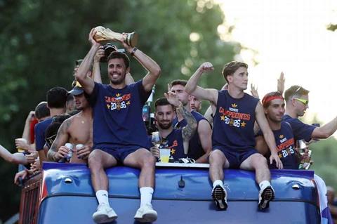 ĐT Tây Ban Nha diễu hành mừng giữa biển người tại Madrid
