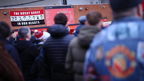 Man United hứng chỉ trích vì giới hạn tài khoản của nhiều CĐV