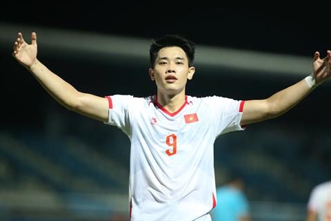 Đình Bắc rực sáng với cú hat-trick bàn thắng trong ngày chào sân ASEAN Cup