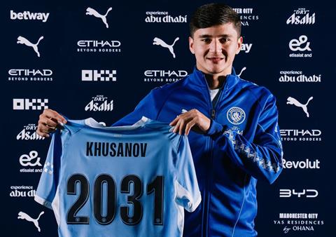 Hậu vệ Uzbekistan chính thức gia hạn với Man City