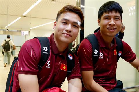 Việt Anh băng mắt, ĐT Việt Nam trở về sau chiến thắng trước Indonesia