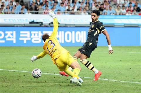Marmoush tri ân Semenyo sau khi lập cú đúp trước Atletico Madrid