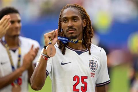 Chelsea được khuyên nên chiêu mộ Djed Spence
