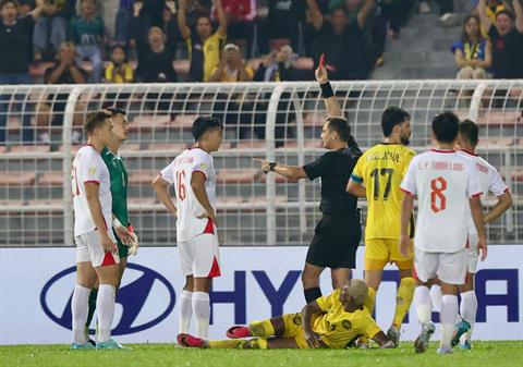 Lý do Patrik Lê Giang không bị phạt thẻ đỏ trước Malaysia