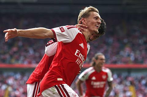 Martin Odegaard được khen ngợi sau trận Siêu cúp Anh