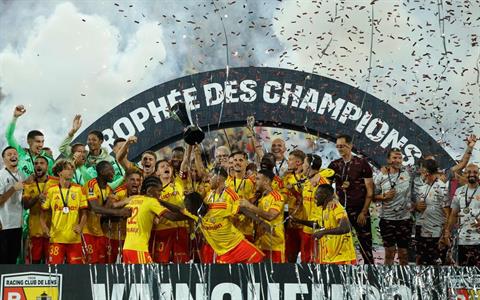 Lens đánh bại PSG để giành Siêu cúp Pháp trong thế 10 người