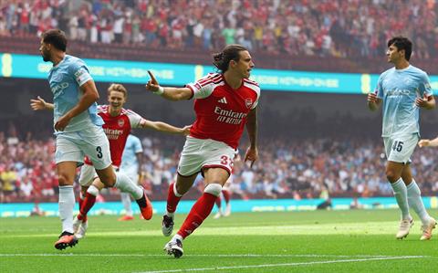 Calafiori cảm ơn Lewis-Skelly sau bàn thắng vào lưới Man City