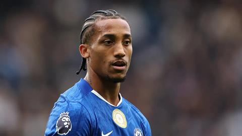 Joao Pedro nhận áo số 9 bị nguyền rủa của Chelsea từ Liam Delap