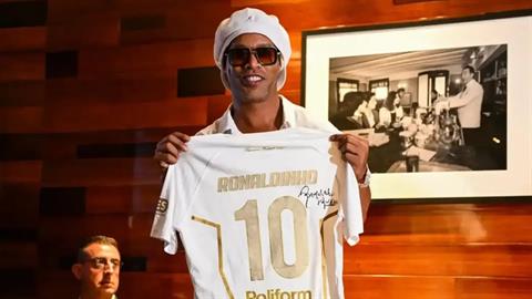 Ronaldinho ra mắt đội bóng mới tại Italia ở tuổi 46