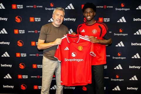 CHÍNH THỨC: Man United chiêu mộ Carlos Baleba