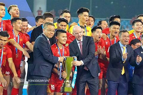 Quang Hải nhận cúp từ Chủ tịch FIFA, hướng đến chinh phục mục tiêu mới