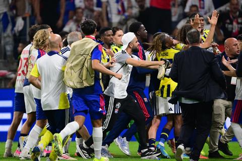Matteo Guendouzi bị tấn công sau màn ăn mừng khiêu khích trước Lyon