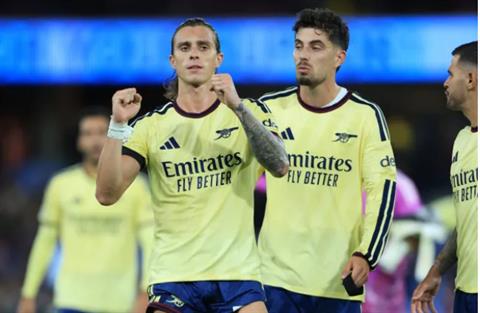 Gary Neville và Jamie Carragher đưa Riccardo Calafiori lên mây