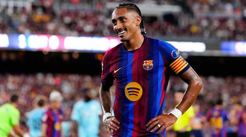 Raphinha đi vào lịch sử khi trở thành đội trưởng Barcelona