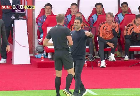 Hành động bất ngờ của Mikel Arteta với trọng tài