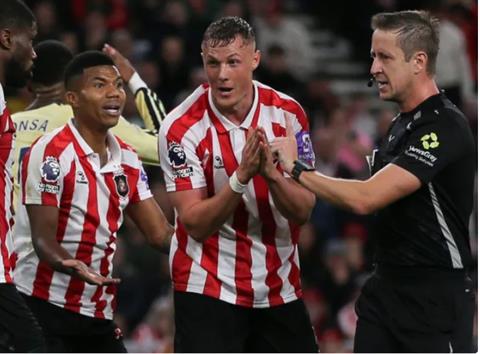 Trọng tài nhận sai khi thổi penalty cho Sunderland trước Arsenal