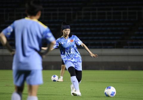 ĐT nữ Việt Nam ngồi ô tô 4 tiếng chuẩn bị đại chiến Thái Lan