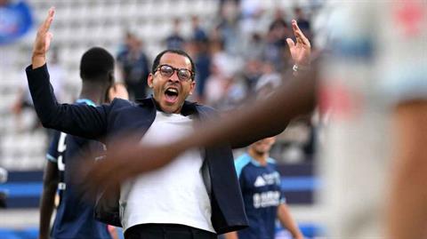 Liam Rosenior khiêu khích CĐV Strasbourg, gây xô xát sau trận