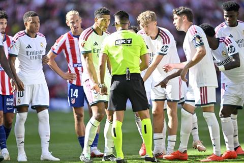 Bellingham văng tục, truy tìm trọng tài sau derby Madrid
