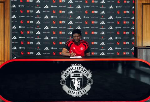 Man United hoàn tất việc ký hợp đồng với tài năng trẻ đầy triển vọng