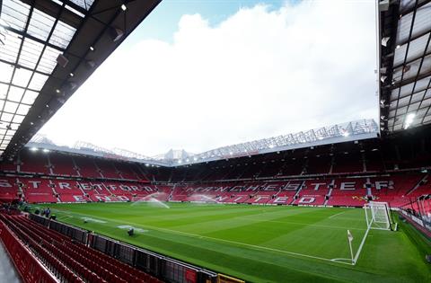 Man United bán một phần mặt cỏ Old Trafford cho người hâm mộ