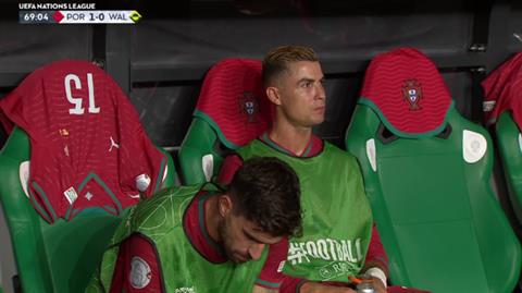 Chị gái Ronaldo phản ứng dữ dội về cách CR7 bị đối xử