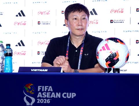 HLV Kim Sang Sik day dứt khi không thể xé lưới Thái Lan