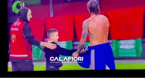Riccardo Calafiori mang lại niềm vui bất ngờ cho fan nhí