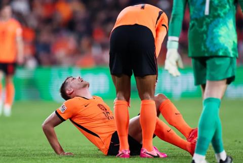 Tottenham nhận thêm tin buồn từ Micky van de Ven