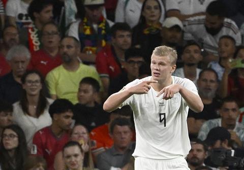 Haaland chủ động xin rời sân vì chấn thương, Man City lo sốt vó