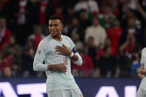Mbappe đi xe đạp bất chấp cảnh báo của Mourinho
