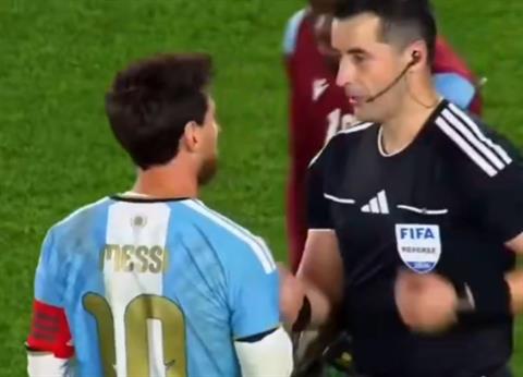 Trọng tài tặng Lionel Messi một món quà kỳ lạ