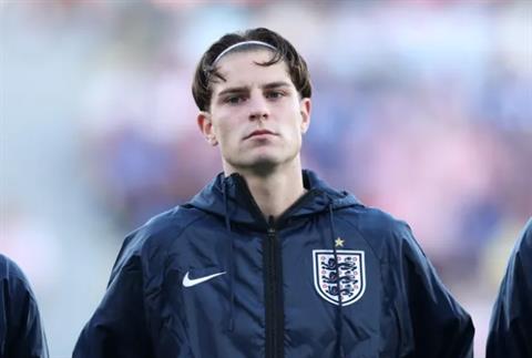 Chelsea không nên vội vàng chiêu mộ Alex Scott
