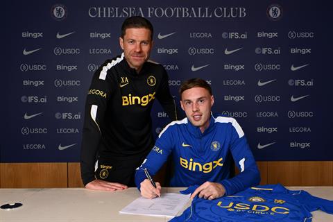 Cole Palmer ký hợp đồng mới với Chelsea 